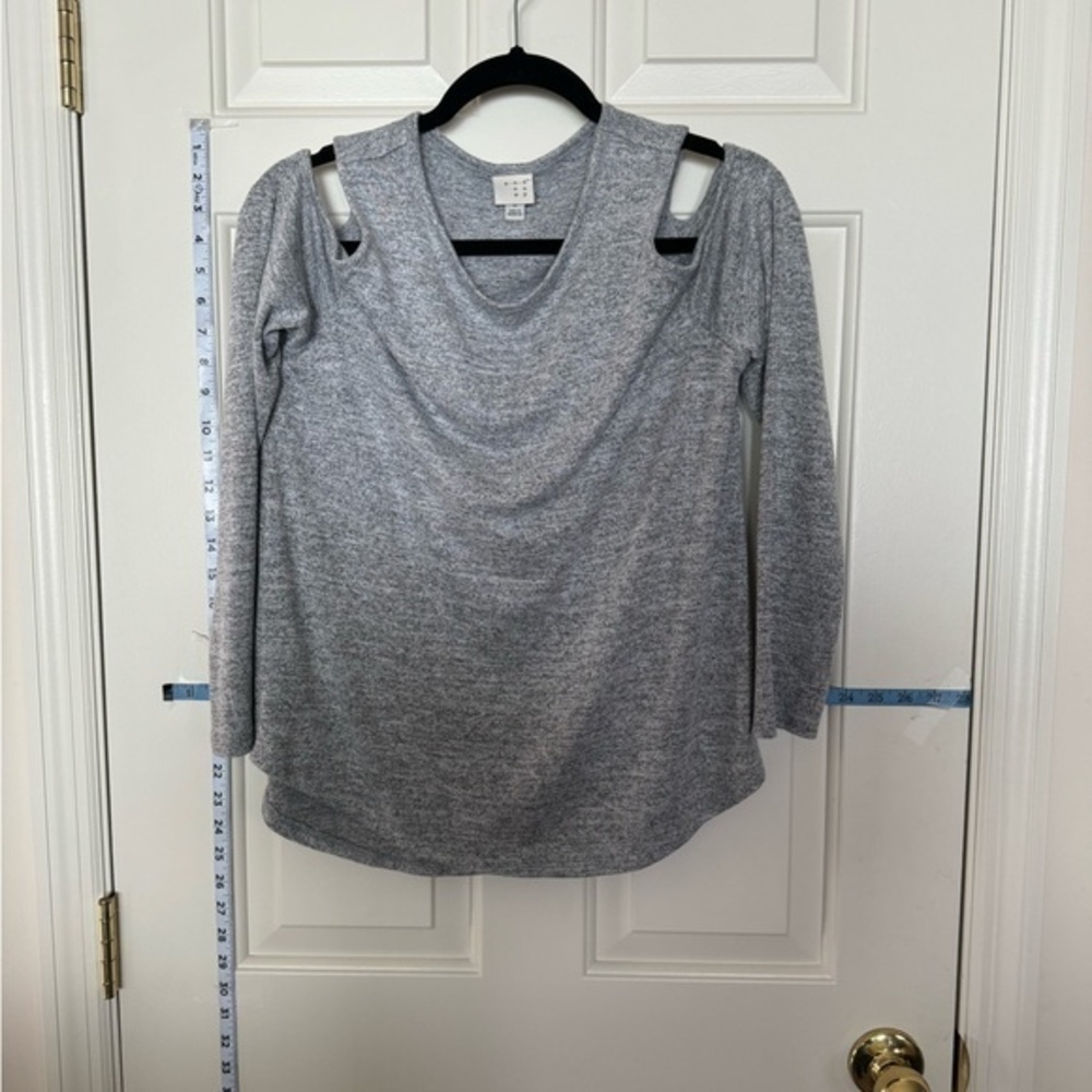 A new day cold shoulder long sleeve shirt, size Medium